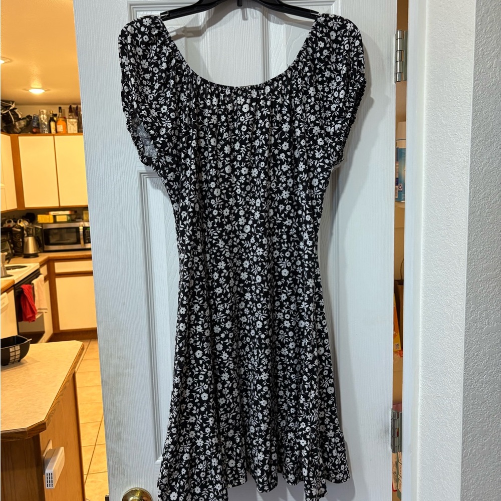 Ruffled Short-Sleeve Dress - Picture 3 of 4